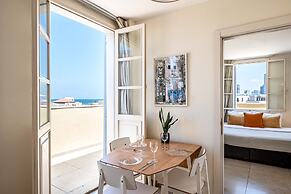 Pink & Blondie ApartHotel - by Loginn