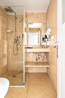 Pink & Blondie ApartHotel - by Loginn