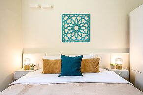 Pink & Blondie ApartHotel - by Loginn