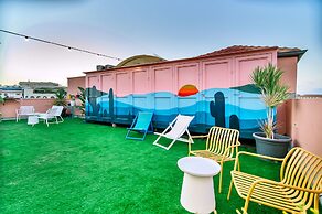 Pink & Blondie ApartHotel - by Loginn