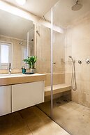 Pink & Blondie ApartHotel - by Loginn