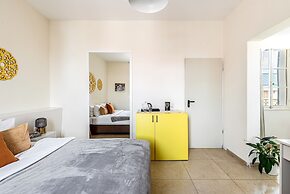 Pink & Blondie ApartHotel - by Loginn