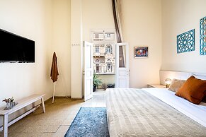 Pink & Blondie ApartHotel - by Loginn