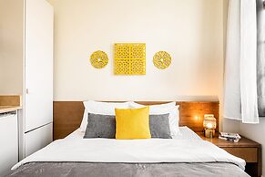 Pink & Blondie ApartHotel - by Loginn