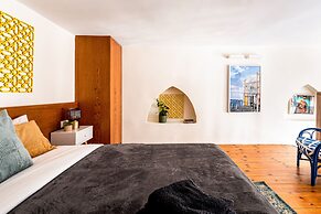 Pink & Blondie ApartHotel - by Loginn