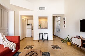 Pink & Blondie ApartHotel - by Loginn