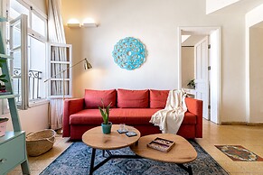 Pink & Blondie ApartHotel - by Loginn