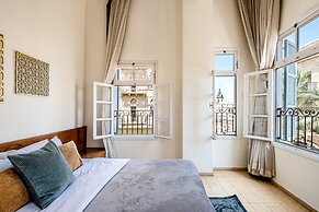 Pink & Blondie ApartHotel - by Loginn