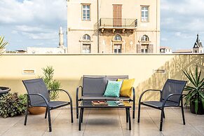 Pink & Blondie ApartHotel - by Loginn