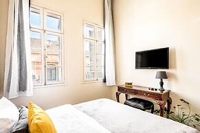 Pink & Blondie ApartHotel - by Loginn