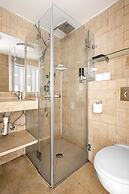 Pink & Blondie ApartHotel - by Loginn