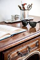 Pink & Blondie ApartHotel - by Loginn