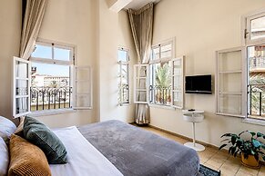 Pink & Blondie ApartHotel - by Loginn