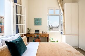 Pink & Blondie ApartHotel - by Loginn