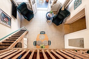 Pink & Blondie ApartHotel - by Loginn