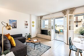 Pink & Blondie ApartHotel - by Loginn