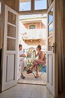 Pink & Blondie ApartHotel - by Loginn