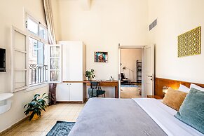 Pink & Blondie ApartHotel - by Loginn