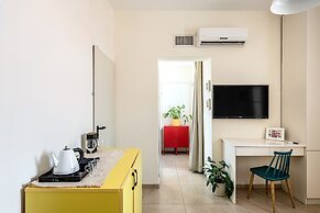 Pink & Blondie ApartHotel - by Loginn