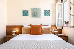 Pink & Blondie ApartHotel - by Loginn