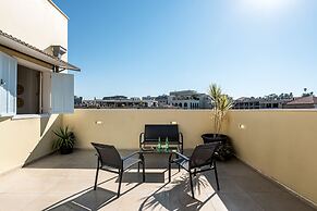 Pink & Blondie ApartHotel - by Loginn