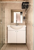 Pink & Blondie ApartHotel - by Loginn