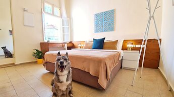 Pink & Blondie ApartHotel - by Loginn