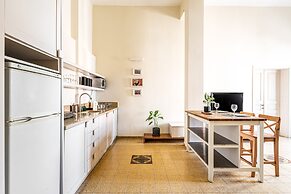 Pink & Blondie ApartHotel - by Loginn