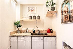 Pink & Blondie ApartHotel - by Loginn