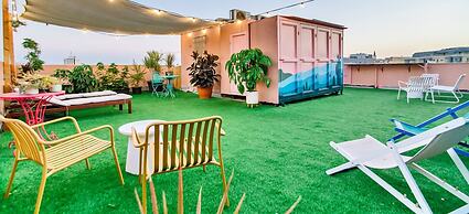 Pink & Blondie ApartHotel - by Loginn