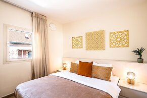 Pink & Blondie ApartHotel - by Loginn