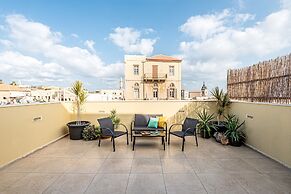 Pink & Blondie ApartHotel - by Loginn