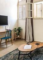 Pink & Blondie ApartHotel - by Loginn