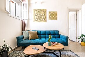 Pink & Blondie ApartHotel - by Loginn