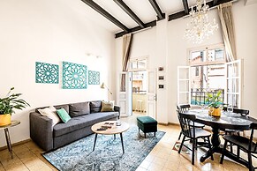 Pink & Blondie ApartHotel - by Loginn