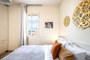 Pink & Blondie ApartHotel - by Loginn