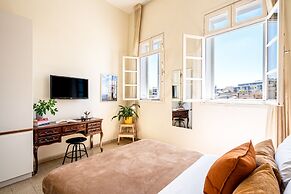 Pink & Blondie ApartHotel - by Loginn