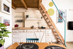 Pink & Blondie ApartHotel - by Loginn