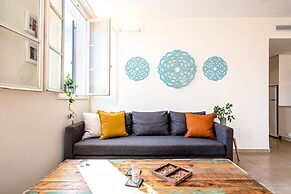 Pink & Blondie ApartHotel - by Loginn