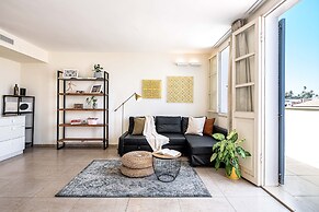 Pink & Blondie ApartHotel - by Loginn