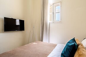 Pink & Blondie ApartHotel - by Loginn