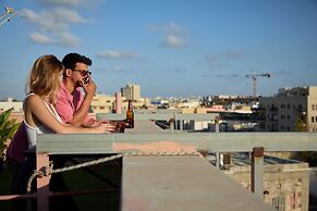 Pink & Blondie ApartHotel - by Loginn