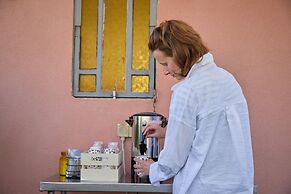 Pink & Blondie ApartHotel - by Loginn