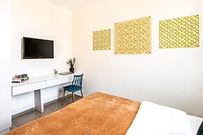 Pink & Blondie ApartHotel - by Loginn