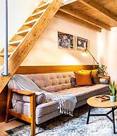 Pink & Blondie ApartHotel - by Loginn