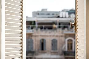 Pink & Blondie ApartHotel - by Loginn