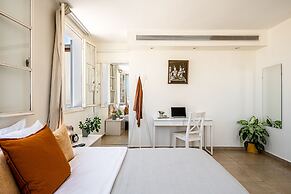 Pink & Blondie ApartHotel - by Loginn