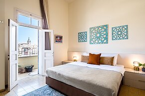 Pink & Blondie ApartHotel - by Loginn