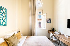 Pink & Blondie ApartHotel - by Loginn