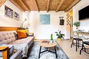 Pink & Blondie ApartHotel - by Loginn